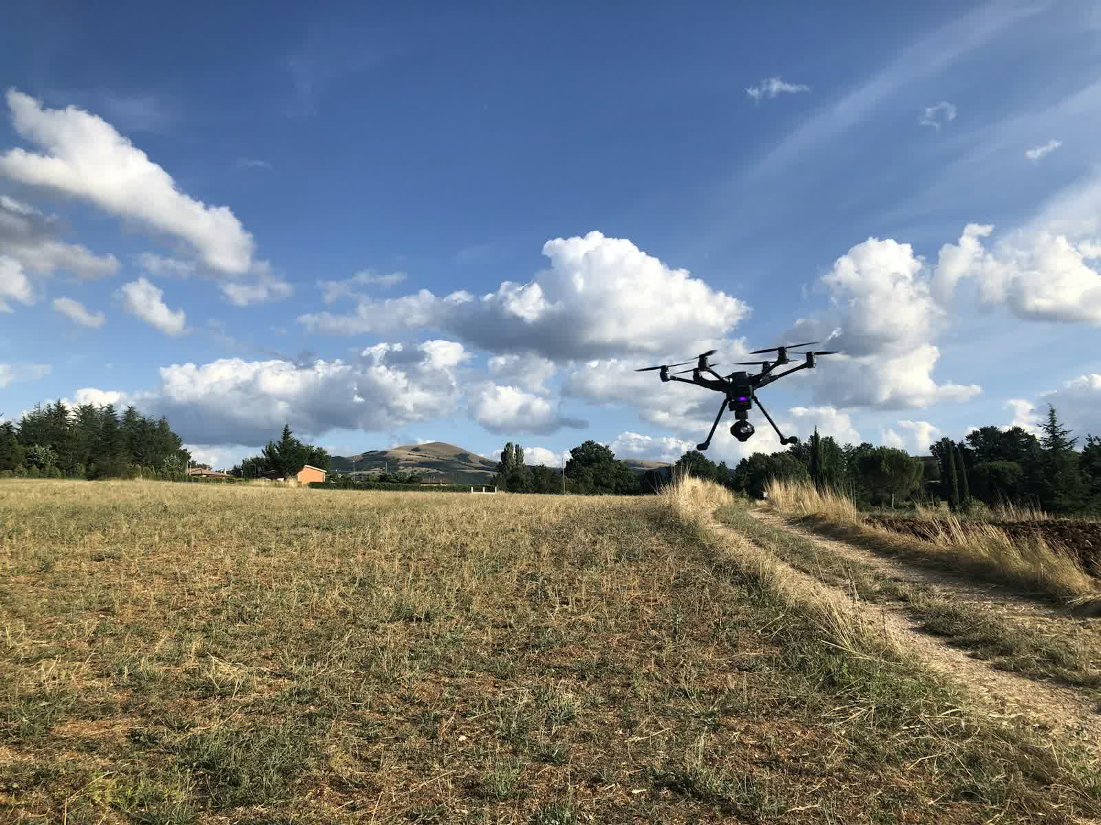 Drone agricole en vol au-dessus d'un champ