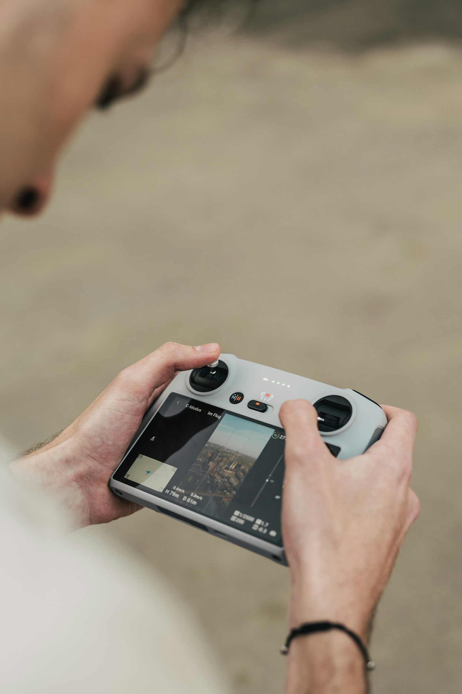 Télépilote manipulant une radiocommande avec retour vidéo du drone