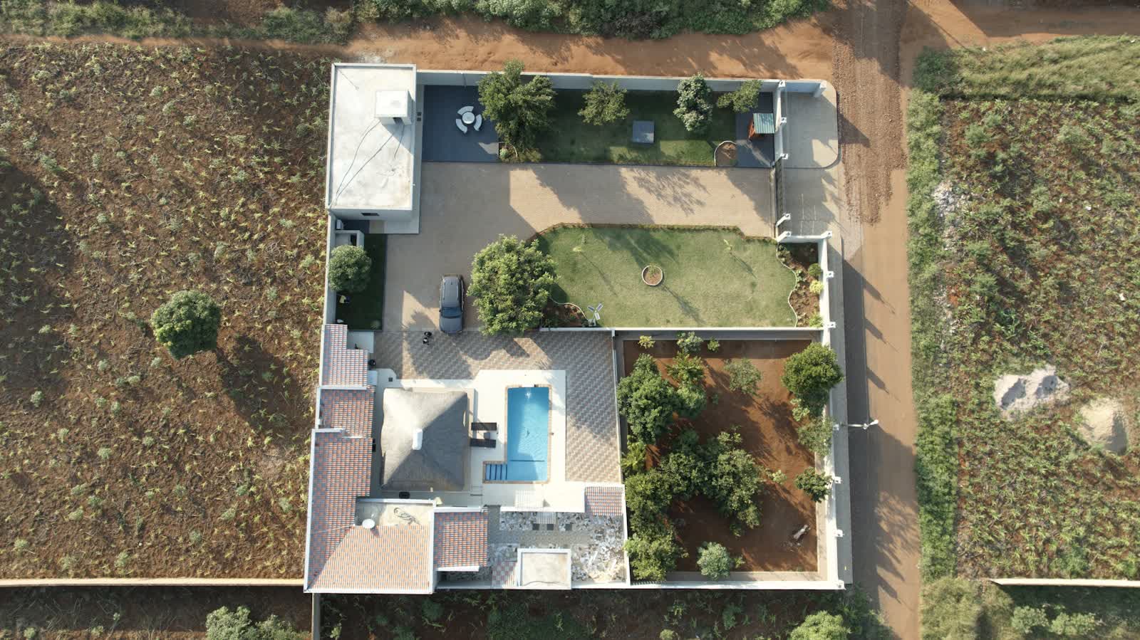 Vue aérienne d'une propriété avec villa, piscine et jardin