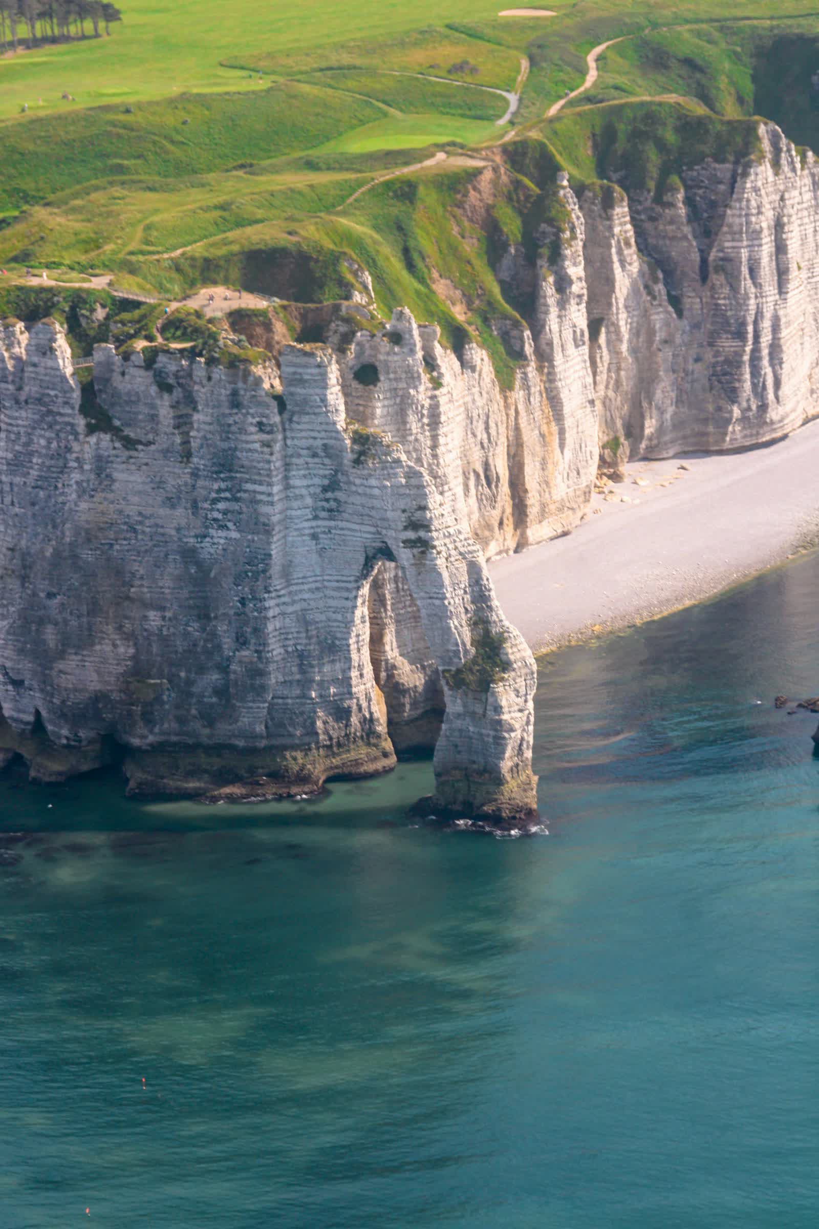 Vue aérienne des falaises d'Étretat et de leur arche, en Normandie