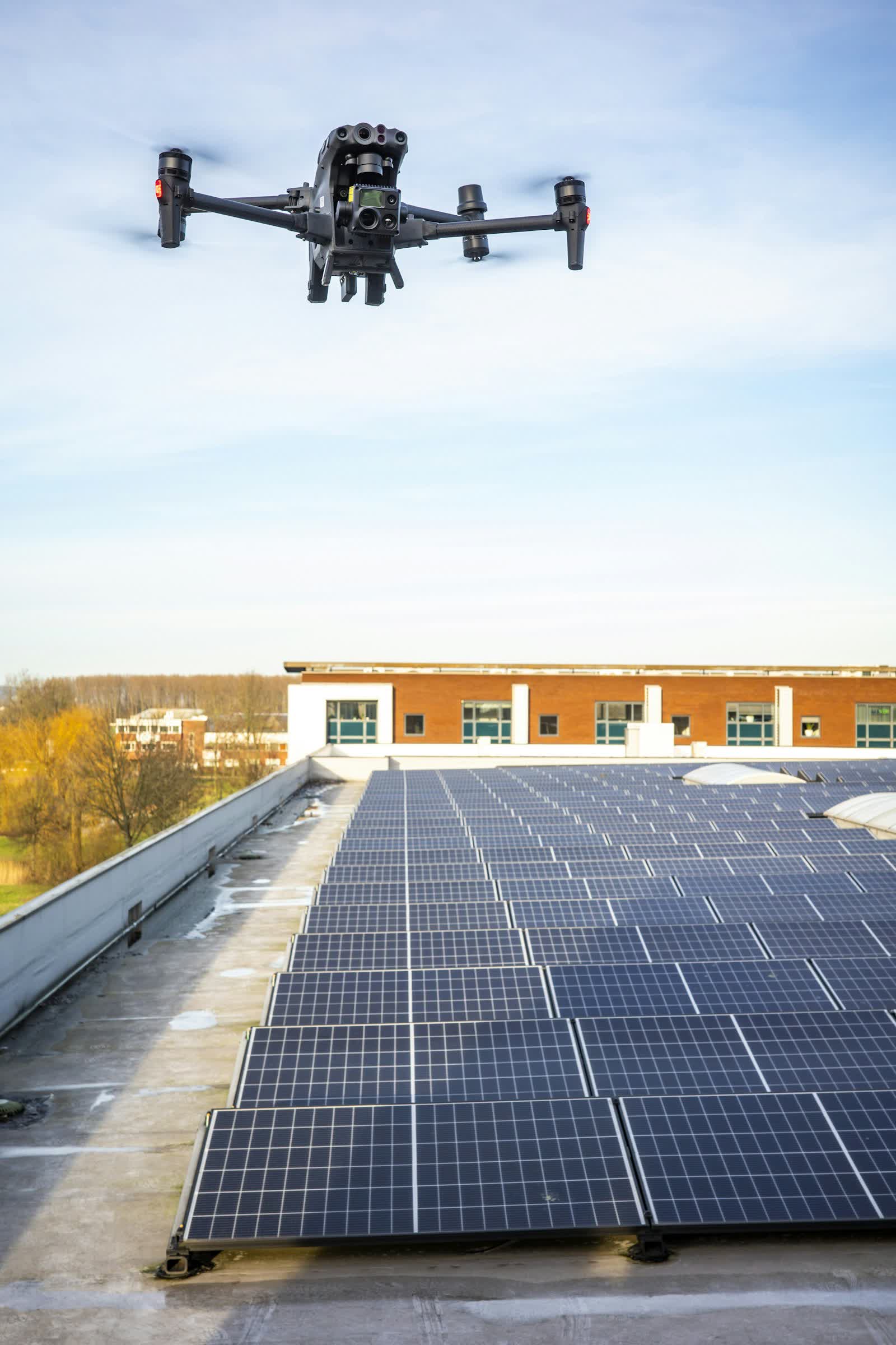 Drone à caméra thermique inspectant des panneaux solaires en toiture